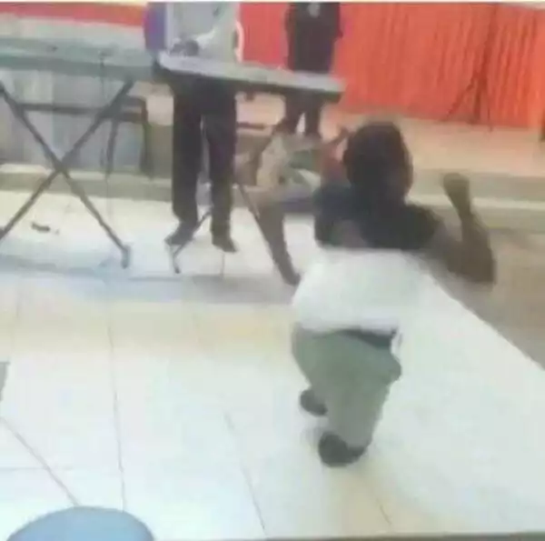 Lady Without Legs Backs Her Baby, Leads Praise In Church. Photos Go Viral 